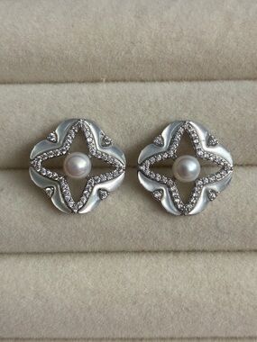 Elegant Gold and White Pearl Earrings